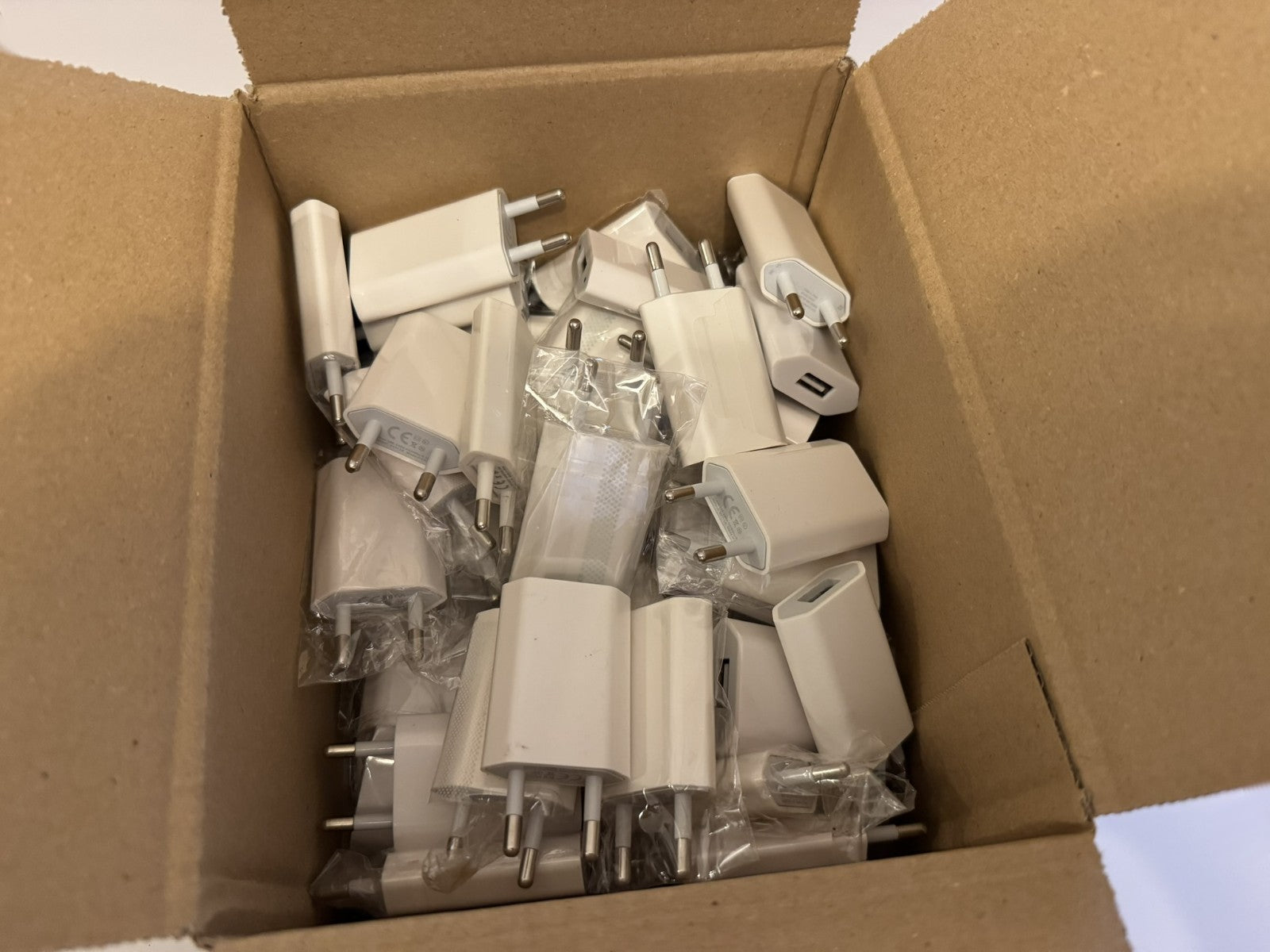 50 Stück Ladegerät Netzteil Netzstecker Ladeadapter 5V 1A Charger weiß schwarz